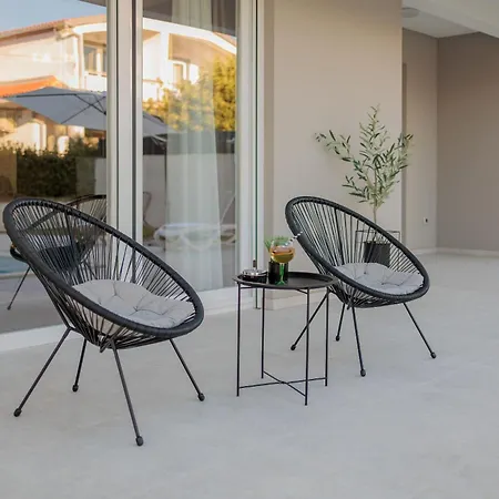 Mara Villa *