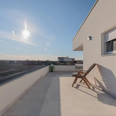 Mara Villa *