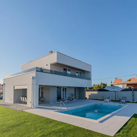 Mara Villa *
